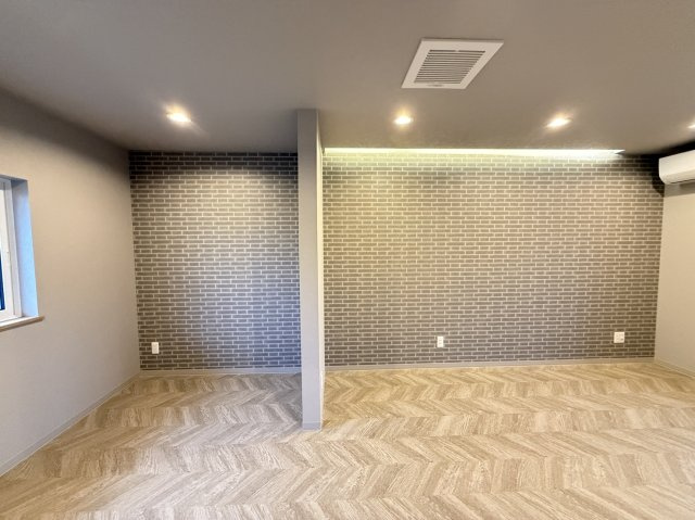 香里園ガレージハウスの居間・リビング|ゆったり過ごせるリビングです