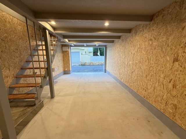 香里園ガレージハウスの駐車場|駐車スペースもあります