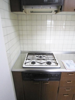 【キッチン】 | メルシーハイムⅡ | グリル付き3口ガスコンロのシステムキッチンです☆3口コンロは複数の調理を同時にできるので時短にもGOOD☆☆グリルがあるとお料理の幅が広がりますね♪