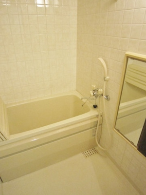 【浴室】 | メルシーハイムⅡ | 家族の入浴時間がずれても温められる追い焚き機能付きのバスルーム☆お風呂に浸かって一日の疲れもすっきりリフレッシュ♪