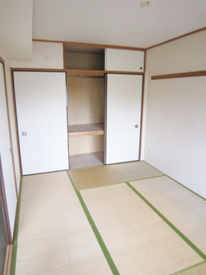 【収納】 | メルシーハイムⅡ | 和室6帖のお部屋にある天袋付き押入れです！押入れは寝具など、かさ張りやすいものの収納にぴったり☆お部屋すっきり片付きます♪