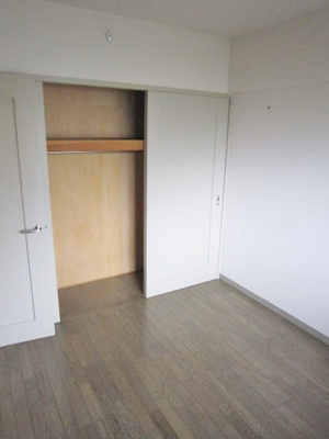 【収納】 | メルシーハイムⅡ | 洋室4.5帖のお部屋にあるクローゼットです♪収納スペースもあります♪たっぷり収納できてお洋服や荷物が多くてもお部屋すっきり☆