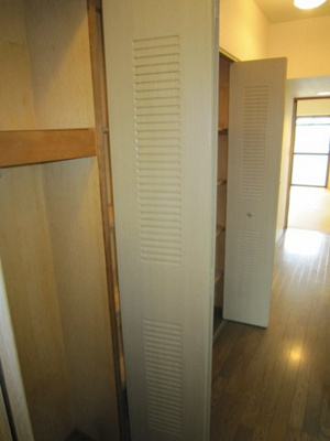 【収納】 | メルシーハイムⅡ | 廊下にあるクローゼットです☆玄関のシューズボックス隣にあるので、コートやジャケットなどをかけておくことができて便利です☆