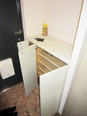 【玄関】 | メルシーハイムⅡ | シューズボックス付きで玄関すっきり片付きます！上に写真やかわいい小物を置けるので、玄関を華やかに飾れますね♪