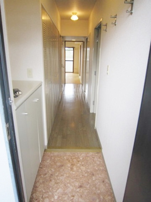 【展望】 | メルシーハイムⅡ | 玄関から室内への景観です！右手に洋室4.5帖のお部屋、正面にリビングダイニングキッチンと和室6帖のお部屋があります♪