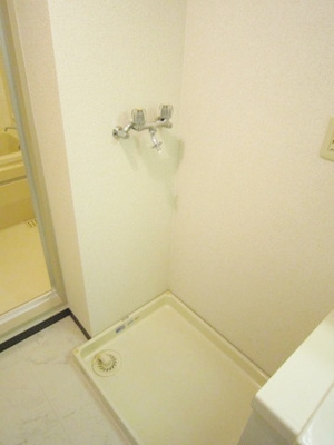 【設備】 | メルシーハイムⅡ | 洗面所内、洗髪洗面化粧台横にある室内洗濯機置き場です♪防水パンが付いているので万が一の漏水にも安心です！