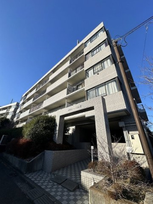 【外観】 | メルシーハイムⅡ | ブルーライン・グリーンライン「センター北」駅まで徒歩圏内！緑豊かな住宅地にある鉄筋コンクリートの5階建てマンションです♪