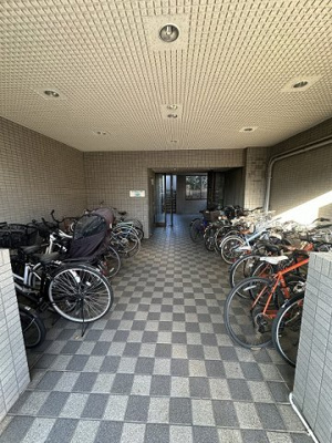 【その他共用部分】 | メルシーハイムⅡ | 屋内駐輪場で雨が降っても大切な自転車が濡れなくてすみますね♪駅まで自転車もおすすめです！