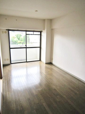 【居間・リビング】 | メルシーハイムⅡ | 南向きリビングダイニングキッチン10帖☆バルコニーに繋がるお部屋です♪エアコン付きで1年中快適に過ごせます☆