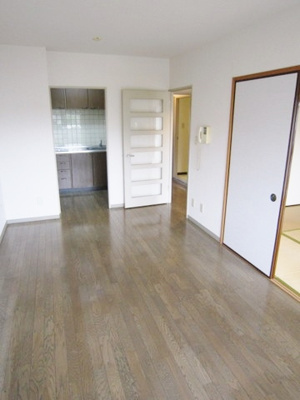 【居間・リビング】 | メルシーハイムⅡ | 南向きリビングダイニングキッチン10帖☆バルコニー側からの眺めです♪椅子とテーブルを囲んで家族団欒の時間を過ごせます♪