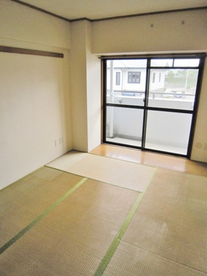 【和室】 | メルシーハイムⅡ | 南向き和室6帖☆バルコニーに繋がる落ち着くお部屋です！和室は冬場はコタツでほっこり♪夏は意外と涼しくて使い勝手がいいんですよ♪