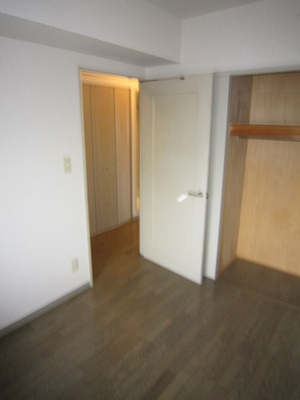 【子供部屋】 | メルシーハイムⅡ | 洋室4.5帖☆クローゼットがあります♪お洋服がスッキリ収納できて、整理しやすくなりますね☆