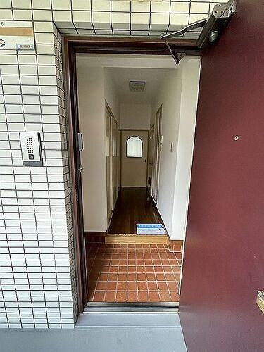 メゾン板橋本町の玄関|共有部からの室内　※前回募集時2023年8月撮影