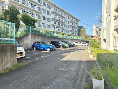 【駐車場】 | 泉北槇塚台住宅９号棟 | 駐車場の用意があります