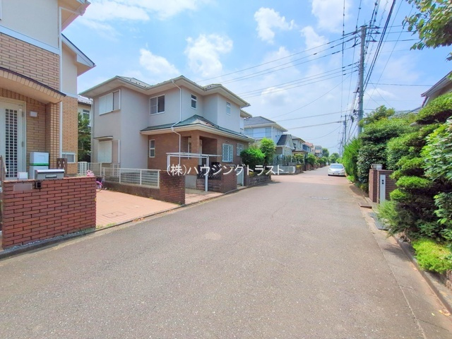 仲介手数料無料　所沢市中富南4丁目・リフォーム済中古戸建の前面道路含む現地写真