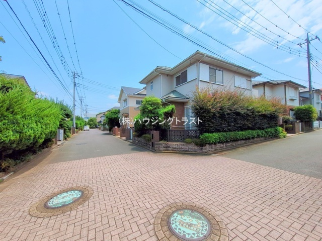 仲介手数料無料　所沢市中富南4丁目・リフォーム済中古戸建の前面道路含む現地写真