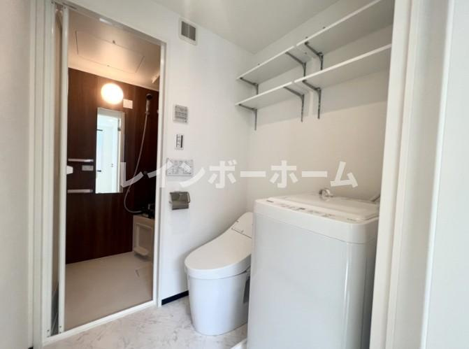 Claudia Senjuのトイレ