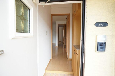 【玄関】 | グレイスフルレジデンスＢ | 収納もある玄関です