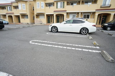 【駐車場】 | グレイスフルレジデンスＢ | 車をお持ちの方に嬉しい駐車場付きの物件です