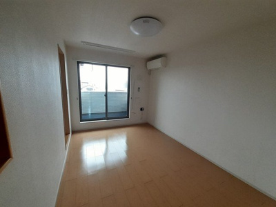 【居間・リビング】 | サンライト | こちらの居間で趣味の時間をお楽しみください