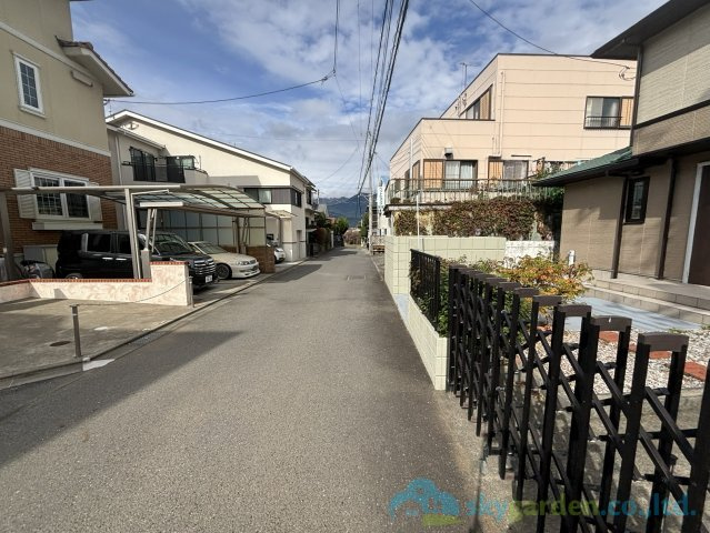 秦野市渋沢　中古戸建の前面道路含む現地写真