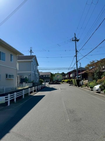 守山市二町町　中古戸建ての前面道路含む現地写真
