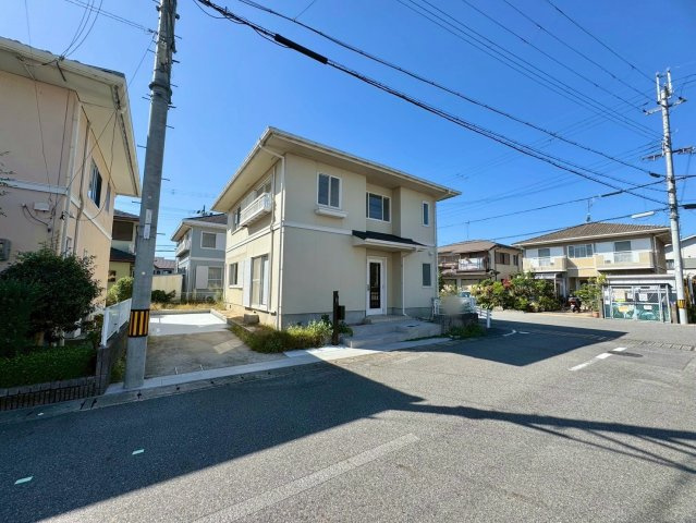 守山市二町町　中古戸建ての前面道路含む現地写真