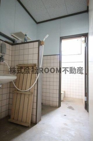 井上郡元倉庫の洗面所|スペースが確保できる洗面所です