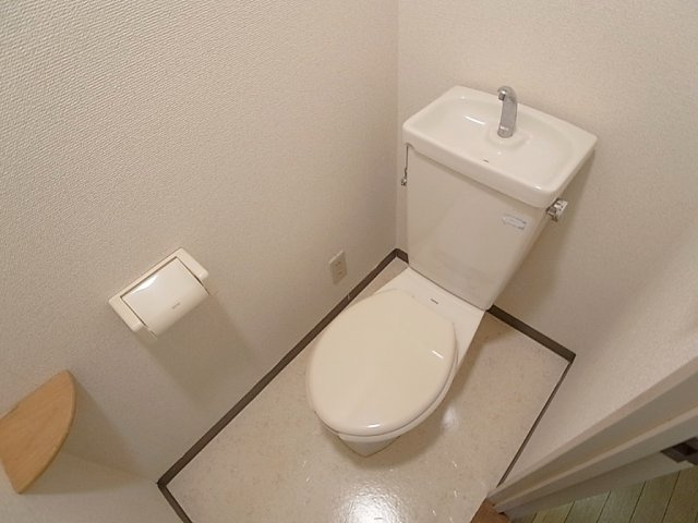 サンライズ明和のトイレ|トイレ収納小物棚が便利