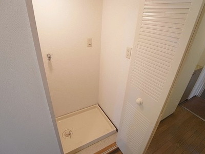 【設備】 | サンライズ明和 | 扉付室内洗濯機置場