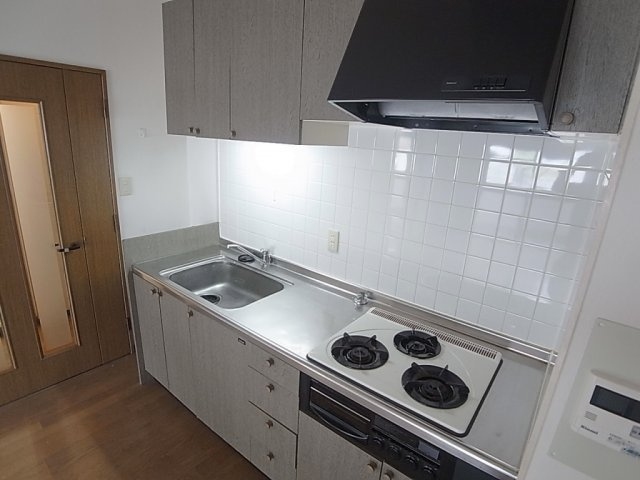 サンライズ明和のキッチン|システムキッチン。3口ガスコンログリル付き