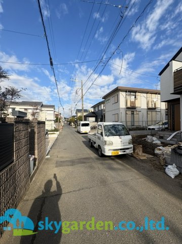 藤沢市鵠沼海岸7丁目　新築戸建　全3棟1号棟の前面道路含む現地写真