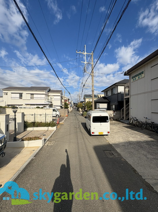 藤沢市鵠沼海岸7丁目　新築戸建　全3棟1号棟の前面道路含む現地写真