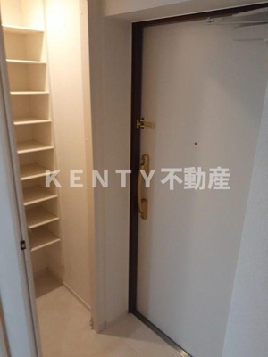 【玄関】 | ラ・プルメリア | 収納もある玄関です