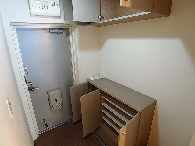 サンライズ明和の玄関|上下に有るシューズＢＯＸ