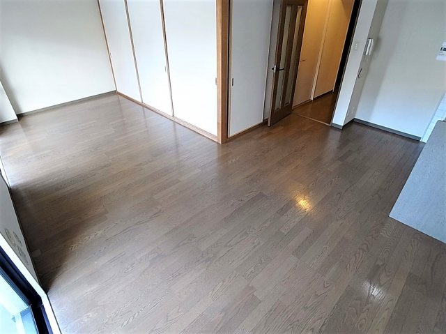 サンライズ明和の居間・リビング|オートロック完備の綺麗な外観