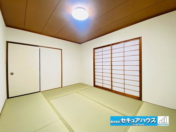 【今からご案内可能】知多市梅が丘2丁目　中古住宅の和室|【1階和室】
◆1階和室のメリットは、来客時の宿泊部屋や、子供の遊び場・昼寝場所、高齢者の寝室など、多目的な活用ができる点です。