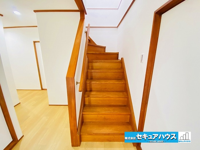 【今からご案内可能】知多市梅が丘2丁目　中古住宅の内装|【階段】
◆階段部分には手すりがついているため将来も安心です。