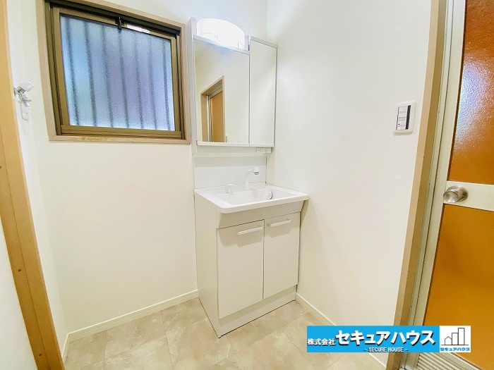 【今からご案内可能】知多市梅が丘2丁目　中古住宅の独立洗面台|【洗面台】
◆鏡の裏にはたっぷりと収納スペースを標準装備！
◆電源を付属しているのでドライヤーなど利用できます。