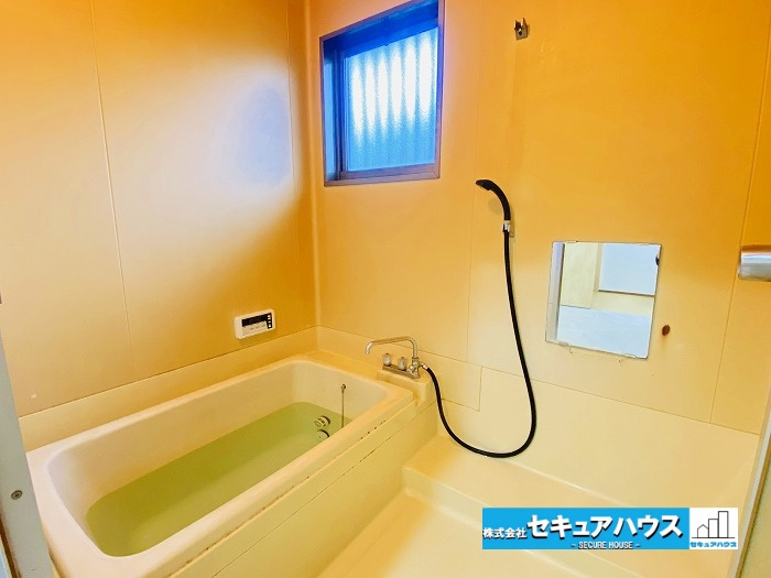 【今からご案内可能】知多市梅が丘2丁目　中古住宅の浴室|【浴室】
◆アクセントパネルで落ち着きのある雰囲気を演出します。毎日の疲れを癒やすバスタイムをお楽しみ下さい！
◆窓付きで、カビの繁殖を抑える効果があります。