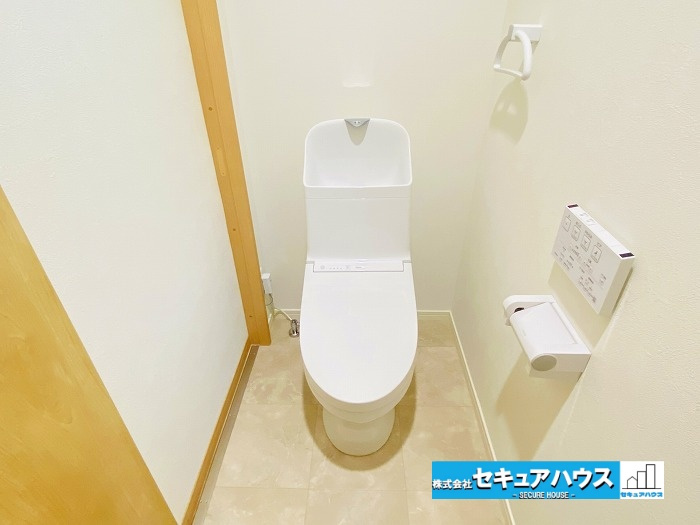 【今からご案内可能】知多市梅が丘2丁目　中古住宅のトイレ|【高機能トイレ】
◆高機能トイレの多くは便器のフタの開閉が自動であり、使用後に手動で水を流す面倒もなく非常に便利です。スタイリッシュな見た目で、お掃除しやすく、節水効果が高いです。