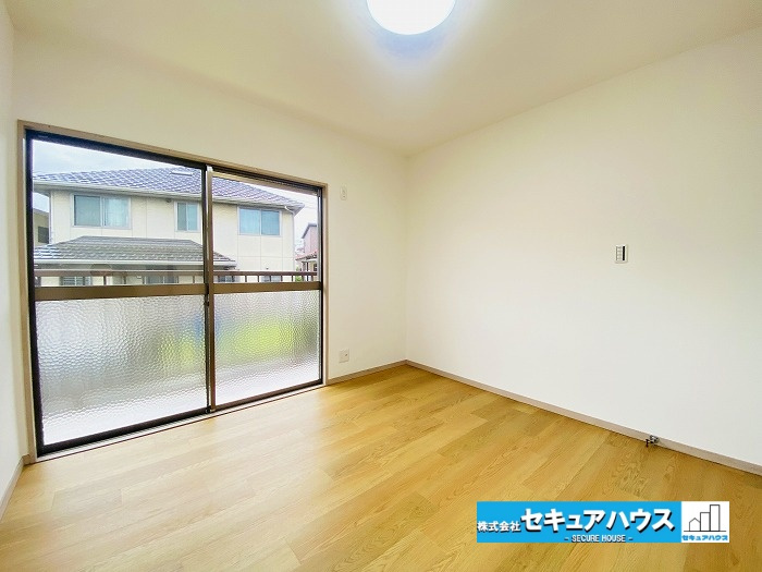 【今からご案内可能】知多市梅が丘2丁目　中古住宅の洋室|【洋室】
◆広々とした居住空間は日々の暮らしを彩り、心のやすらぎと満足感を与えてくれます。通風と採光を考慮した設計は子供たちはのびのび育ち、家族でくつろぎと団らんを生み出します。