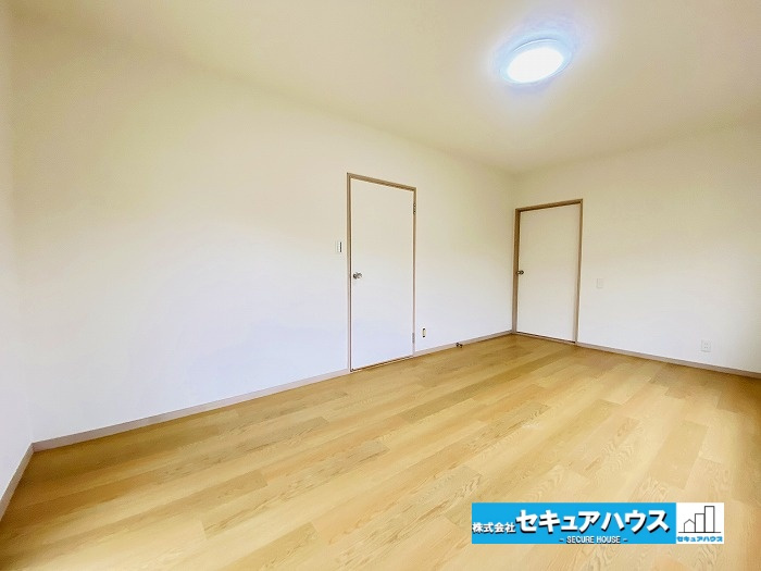 【今からご案内可能】知多市梅が丘2丁目　中古住宅の洋室|【洋室】
◆家族一人ひとりの大切なプライベート空間。趣味に合わせて使って頂けるようシンプルに仕上げてあります。暮らし心地を大きく左右する収納を、適材適所に配置し使い勝手を考慮しました。　