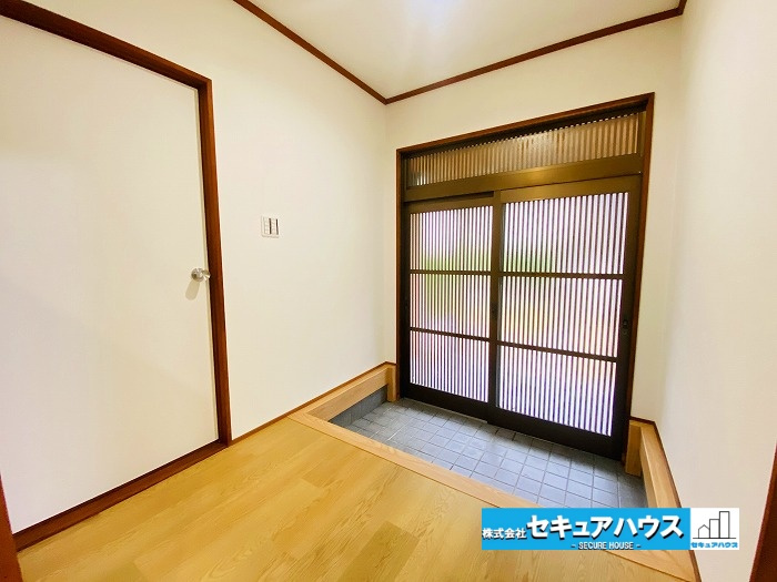 【今からご案内可能】知多市梅が丘2丁目　中古住宅の玄関|【玄関】
◆お家に出会う人々を迎える玄関だからこそ、広々清潔感あふれる空間にしたいものです。採光・通風にも配慮された設計で毎日明るい空間をキープします♪
