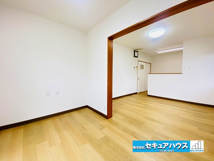 【今からご案内可能】知多市梅が丘2丁目　中古住宅の居間・リビング|【LDK】
◆対面式キッチンのためリビングの様子を見ながら料理することができます♪