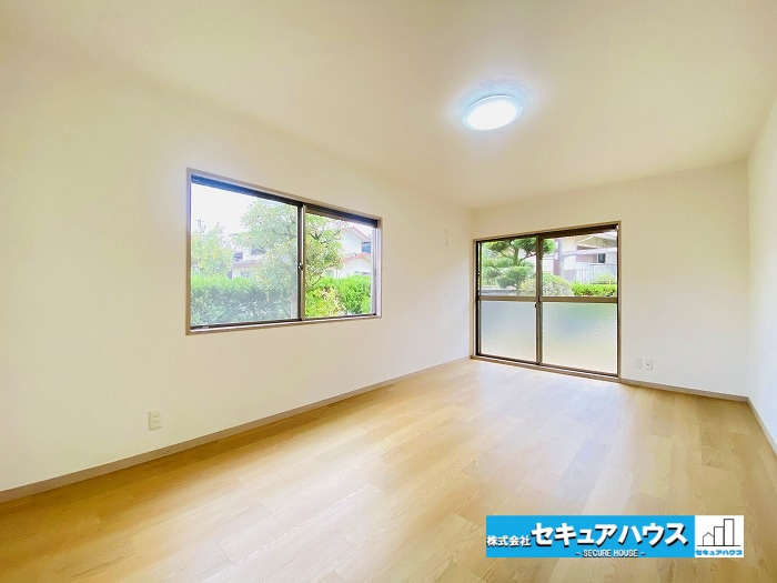 【今からご案内可能】知多市梅が丘2丁目　中古住宅の洋室|【1階洋室】
◆1階洋室は、日常生活の動線が短縮され便利になり、老後も安心できること、そして子育てや家事の負担が軽減されることがメリットです。