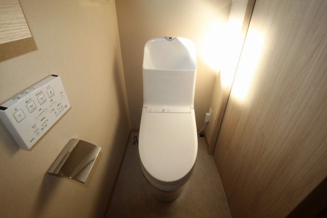 香美市土佐山田町旭町　中古戸建　【未入居物件】　モデルハウスのトイレ|1Ｆ