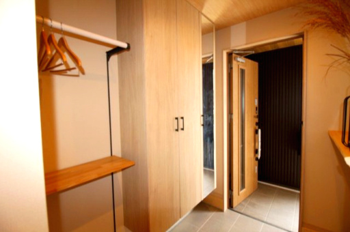 香美市土佐山田町旭町　中古戸建　【未入居物件】　モデルハウスの収納|玄関収納