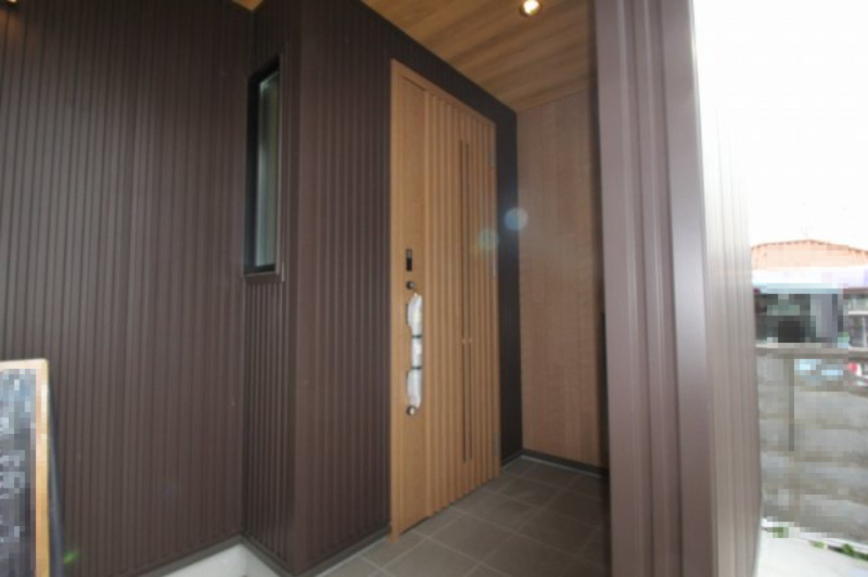 香美市土佐山田町旭町　中古戸建　【未入居物件】　モデルハウスの玄関