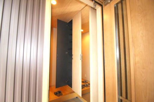香美市土佐山田町旭町　中古戸建　【未入居物件】　モデルハウスの収納|玄関収納